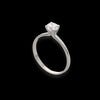 Anello solitario in oro bianco 18kt con montatura a V