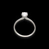 Anello solitario in oro bianco 18kt con montatura a V