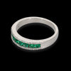 Anello fascia in oro bianco 18kt con binario di smeraldi e diamanti